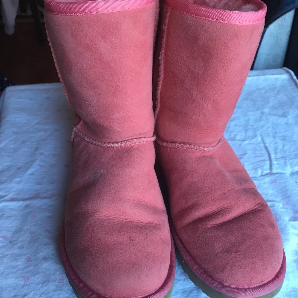 Peach uggs size 5